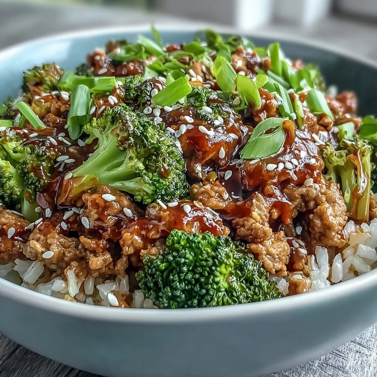 Tender turkey simmers in a fiery honey-sriracha glaze, mingling with garlic and ginger aromas. Steamed broccoli and nutty brown rice soak up the sweet-spicy sauce, then are crowned with crisp green onion and sesame seeds.
